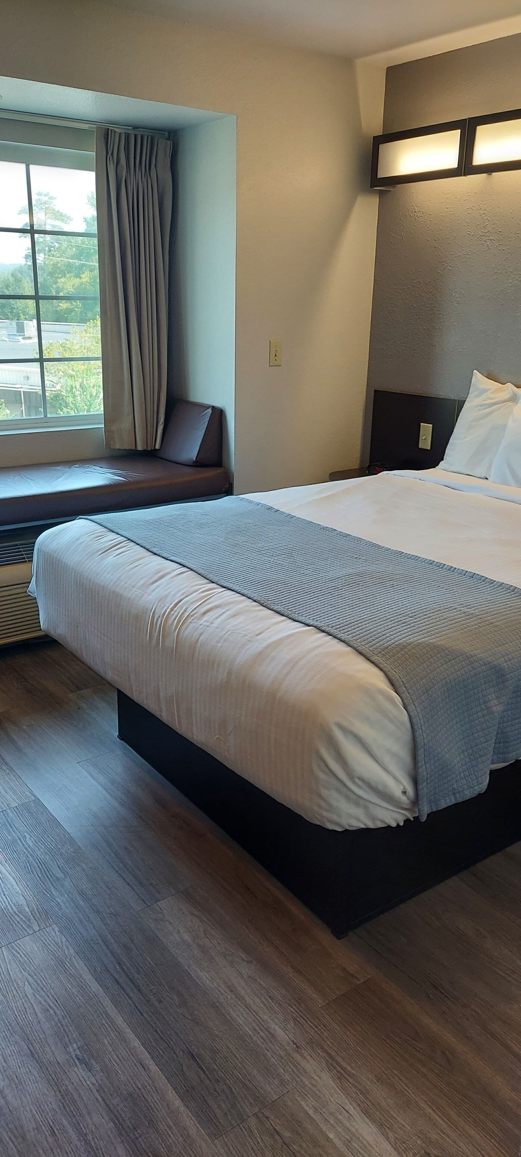 Hochwertige Bettwaren, Zimmersafe, Schreibtisch, Verdunkelungsvorhänge