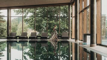 Indendørs pool, udendørs pool, parasoller, liggestole