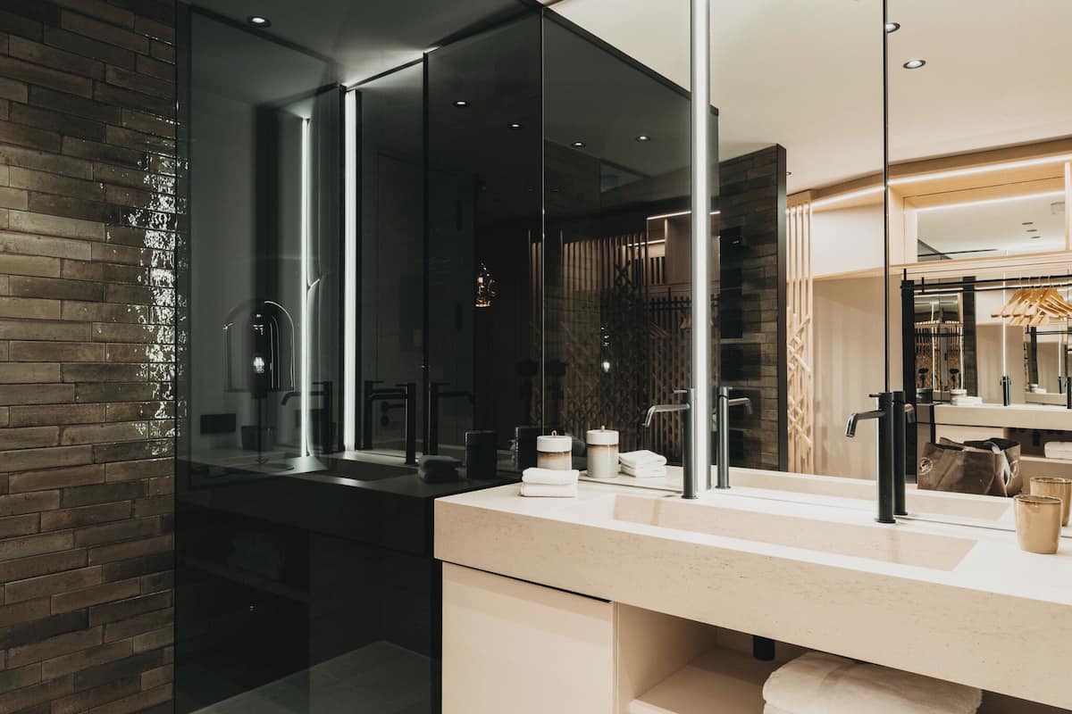 hypo-allergenic bedding, minibar, in-room safe, desk