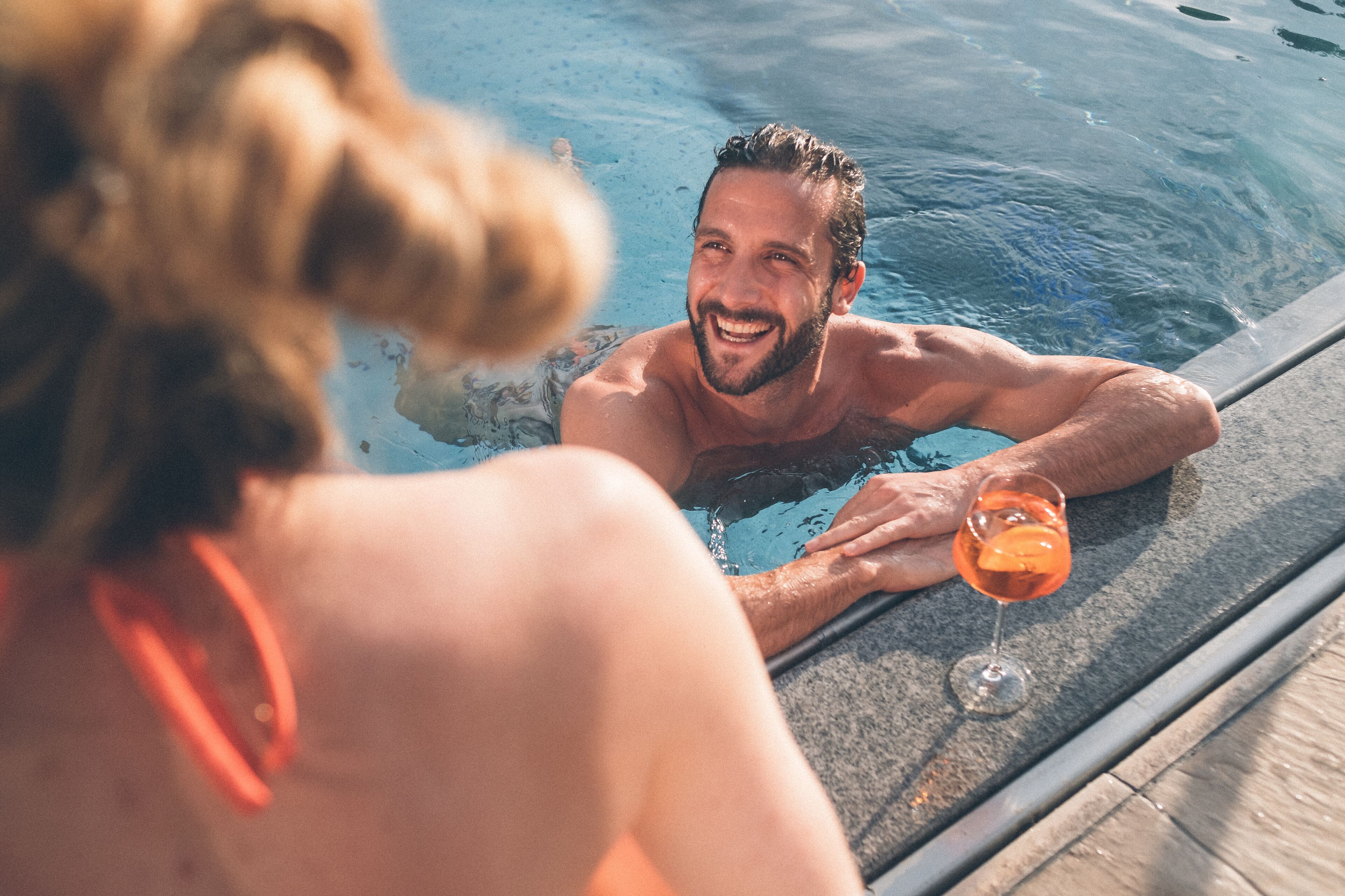 Innenpool, Außenpool, Sonnenschirme, Liegestühle