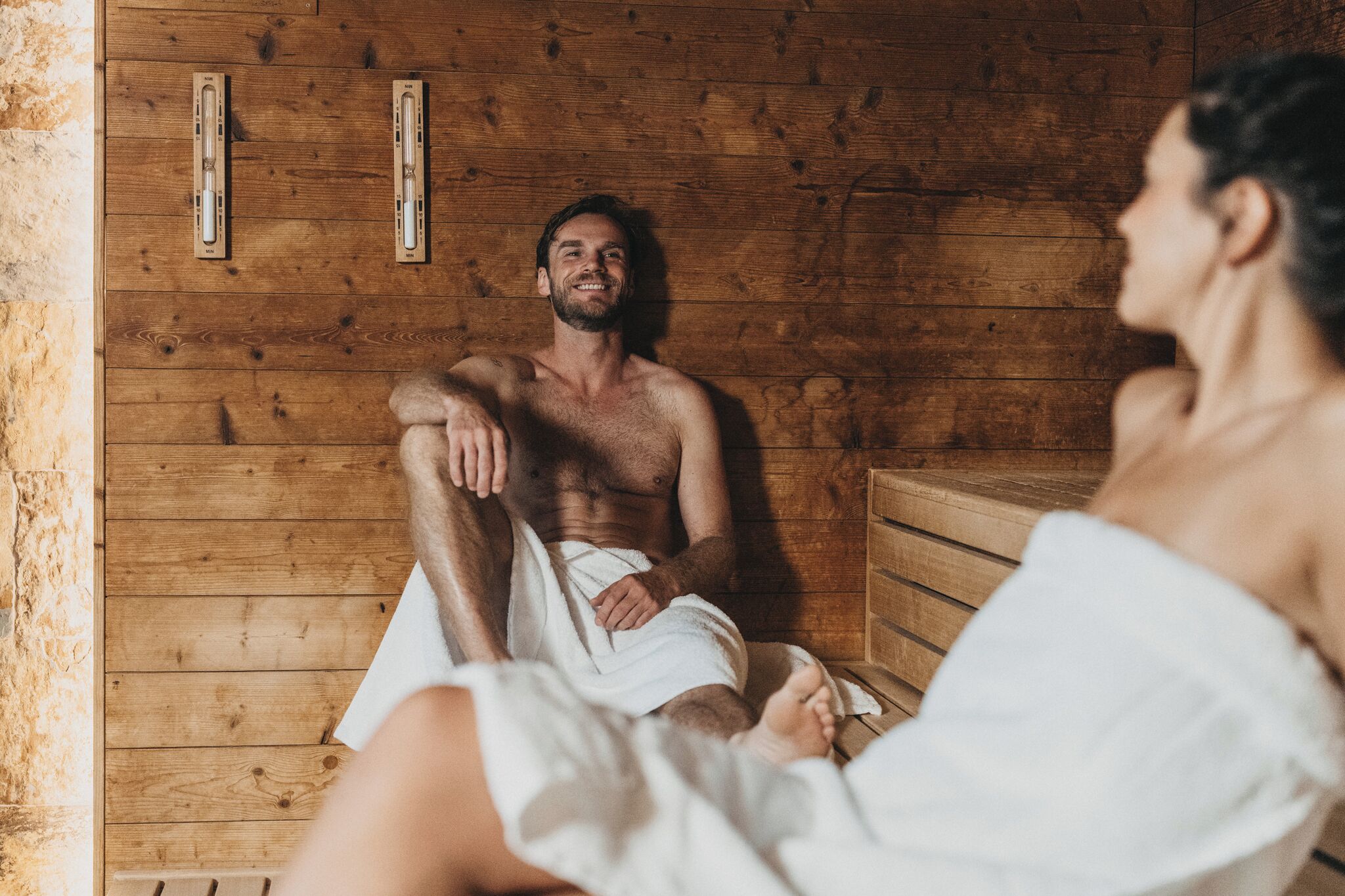 Et sauna-rum med trævægge og bænke.