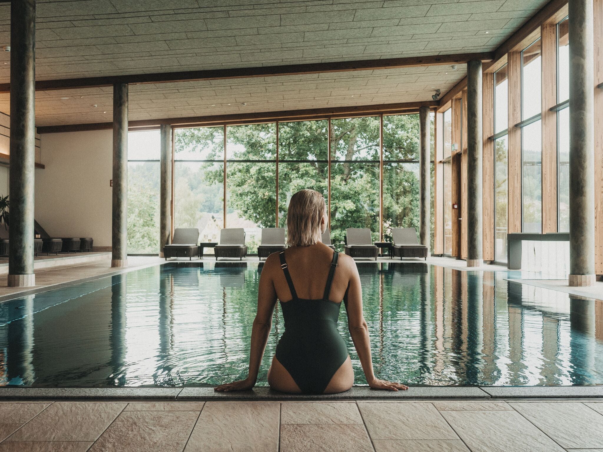 Inomhuspool, utomhuspool, parasoller och solstolar
