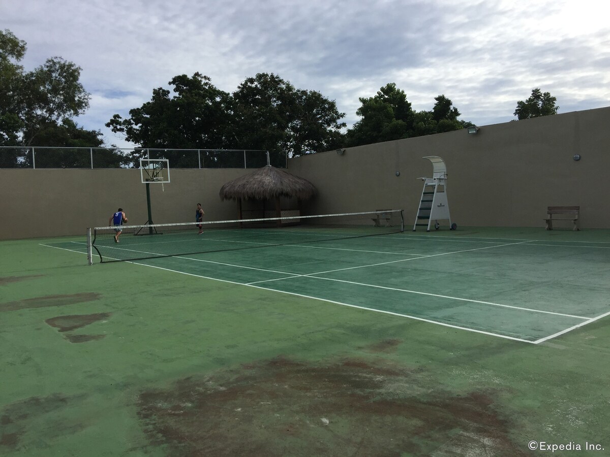 Eskaya Beach Resort, Tennis court