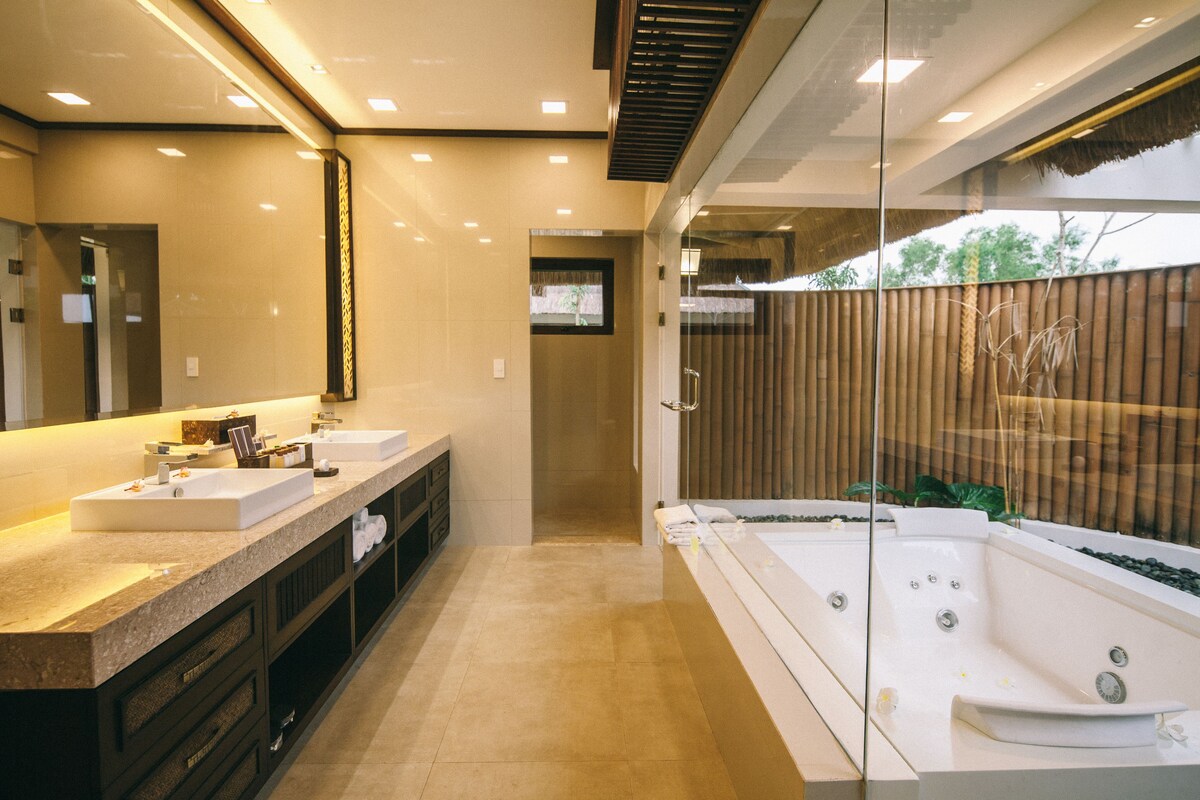 Separate bathtub and shower, jetted bath, designer toiletries