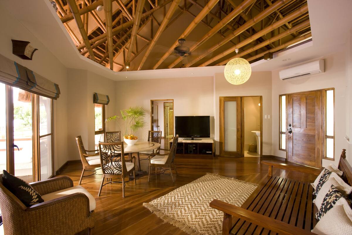 presidential villa with infinity pool | hypo-allergenic bedding, down duvets, pillow-top beds, minibar