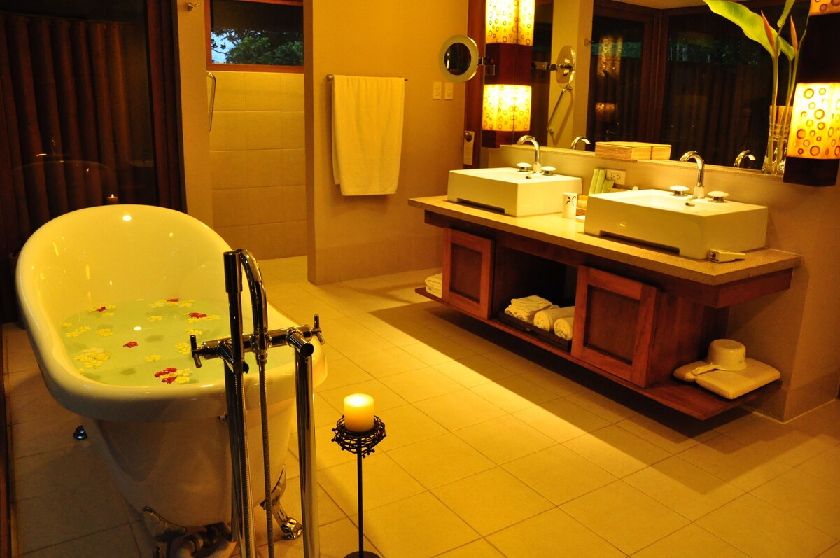 Presidential Villa with Infinity Pool | Bathroom