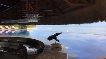 Bar au bord de la piscine