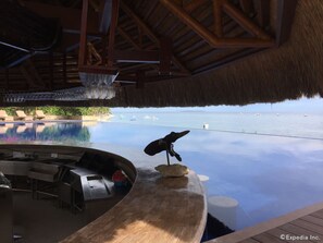 Poolside bar - Eskaya Beach Resort and Spa (Panglao)