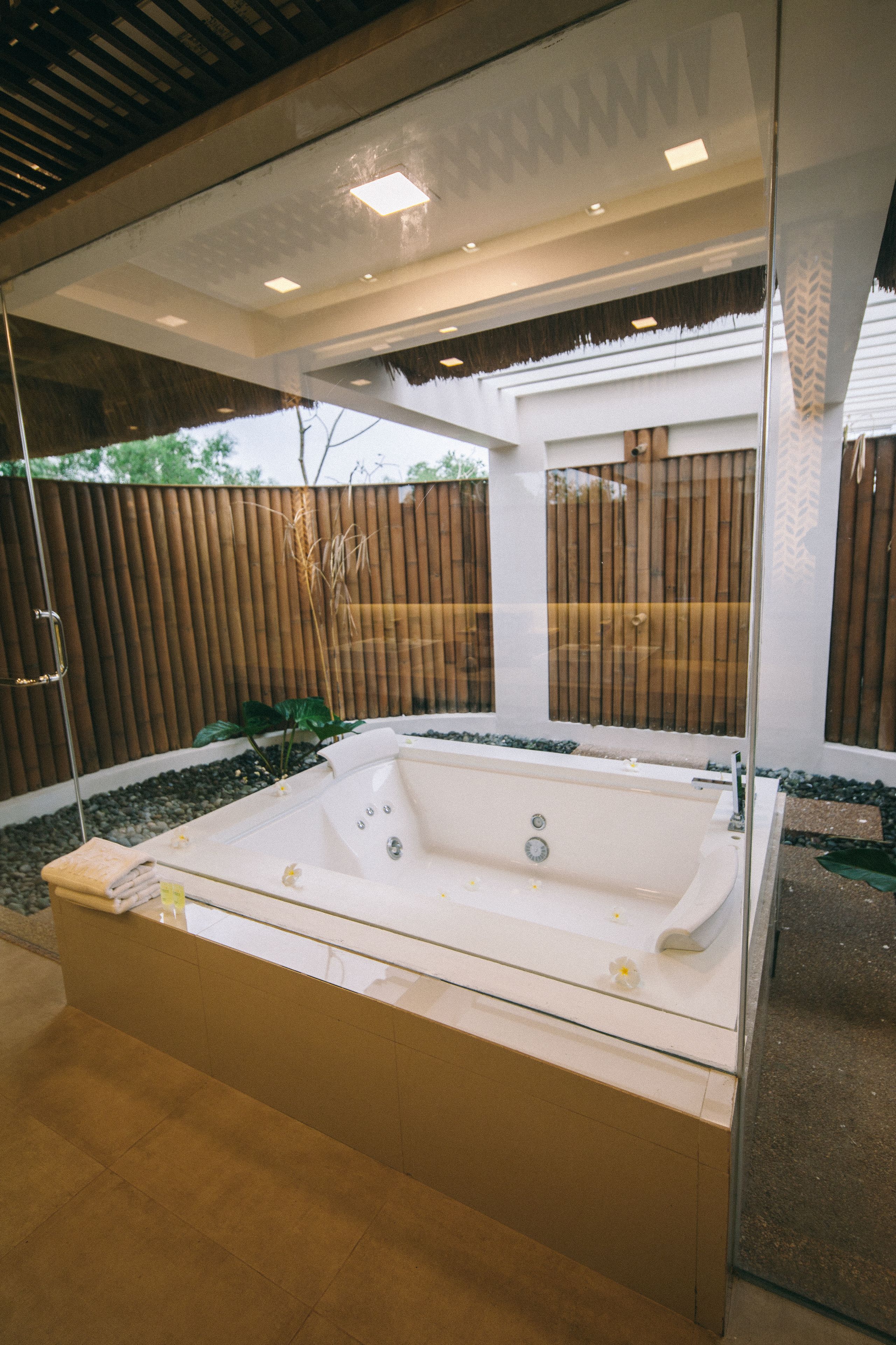 separate bathtub and shower, jetted bath, designer toiletries