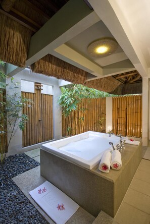 Deluxe villa, privézwembad | Badkamer | Een aparte badkuip en douche, een bubbelbad, designer toiletartikelen