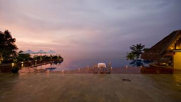 Innenpool, 14 Außenpools