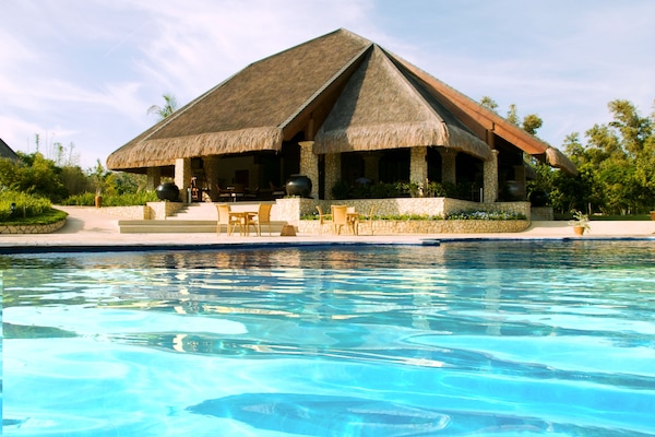 Una piscina techada, 14 piscinas al aire libre