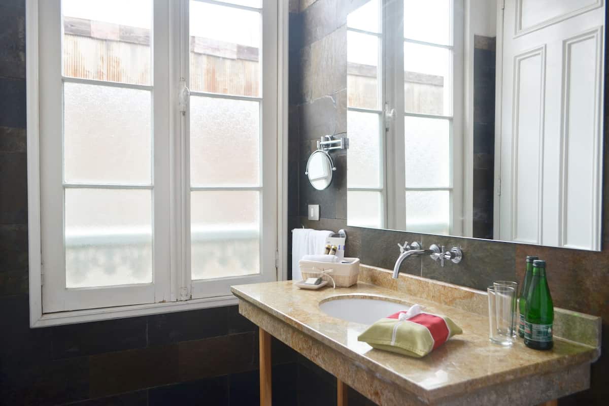 double room (port) | bathroom | combined shower/bathtub, deep-soaking bathtub, designer toiletries