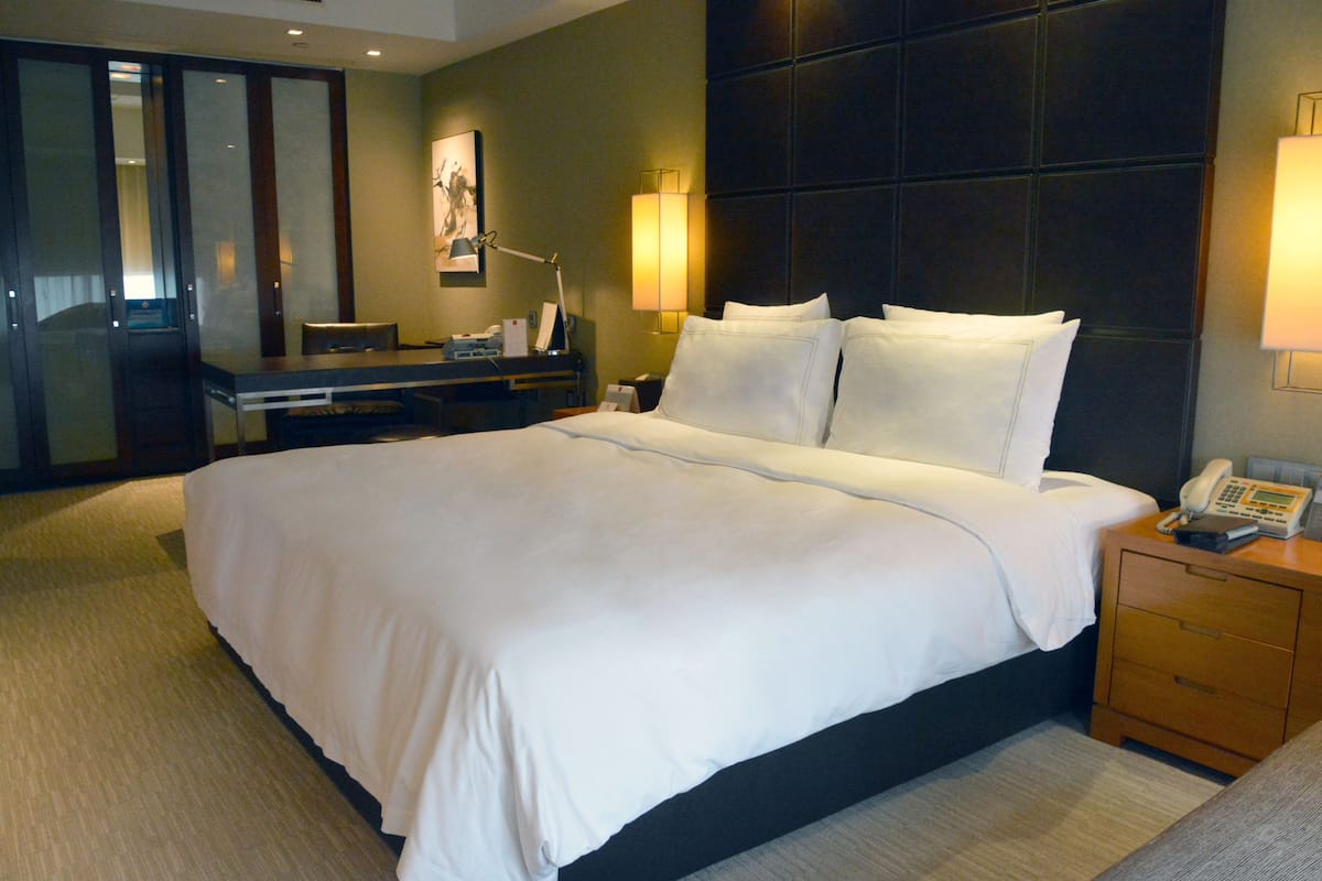 Luxe beddengoed, donzen dekbedden, een minibar, een kluis op de kamer