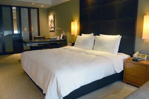 Premium bedding, down duvets, minibar, in-room safe - Grand Millennium Beijing (Beijing)