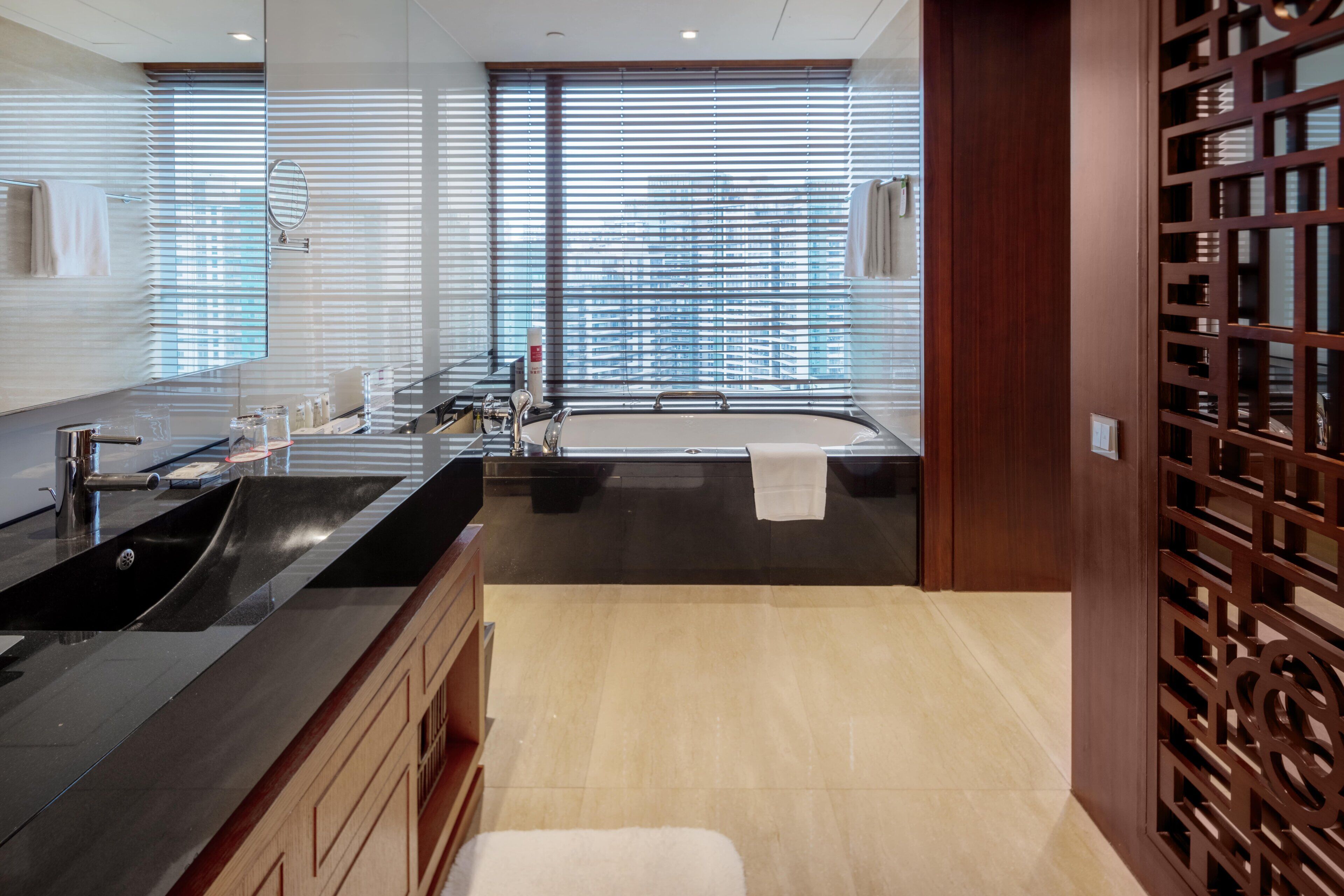 1 bedroom, premium bedding, down duvets, minibar