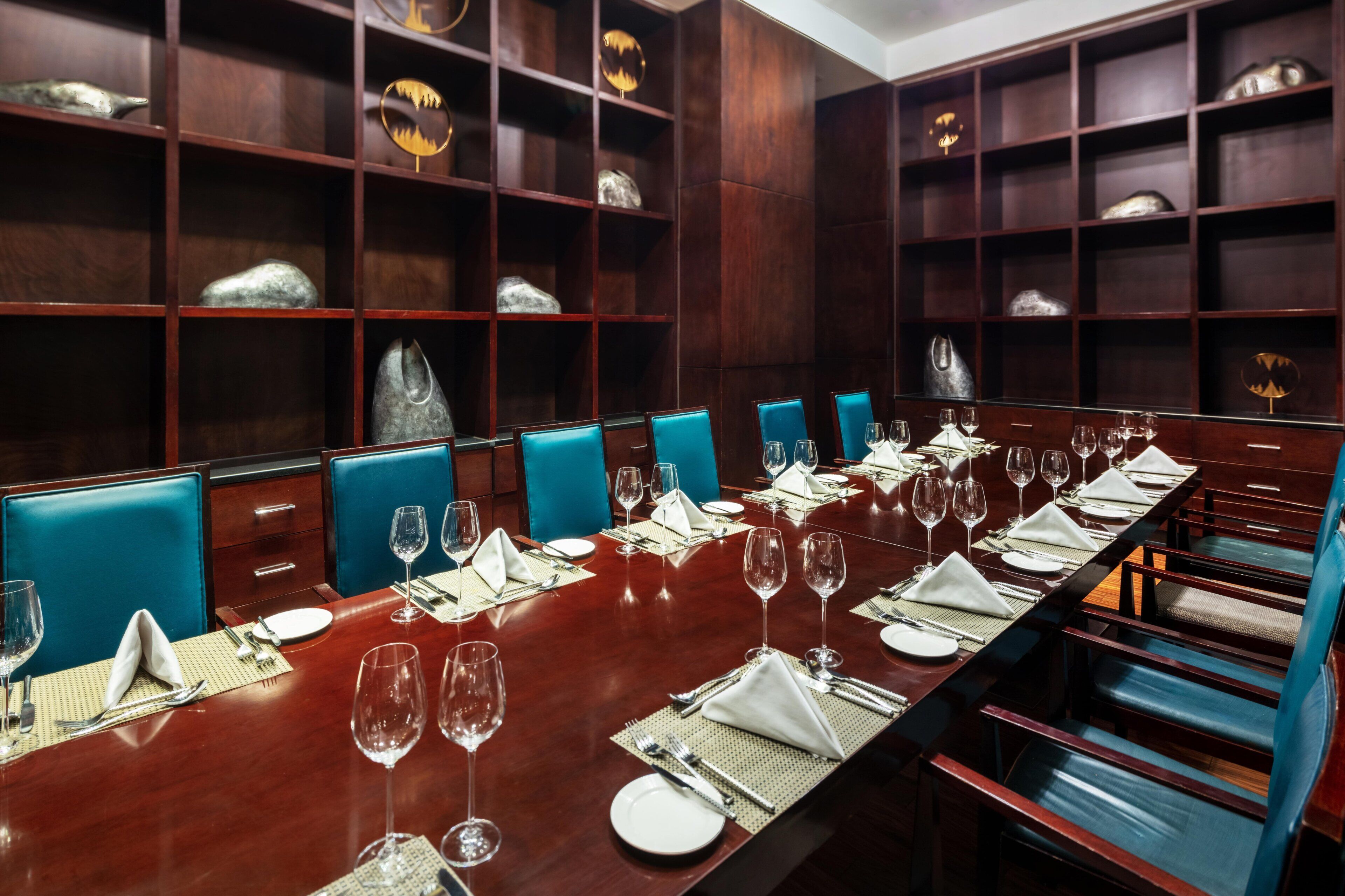 2 restaurants; breakfast, lunch, dinner and brunch served 