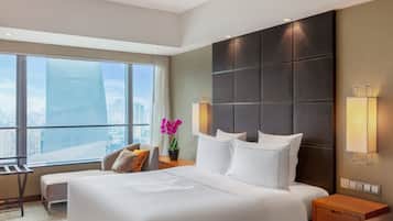 Sengetøy av topp kvalitet, dundyner, minibar og safe på rommet