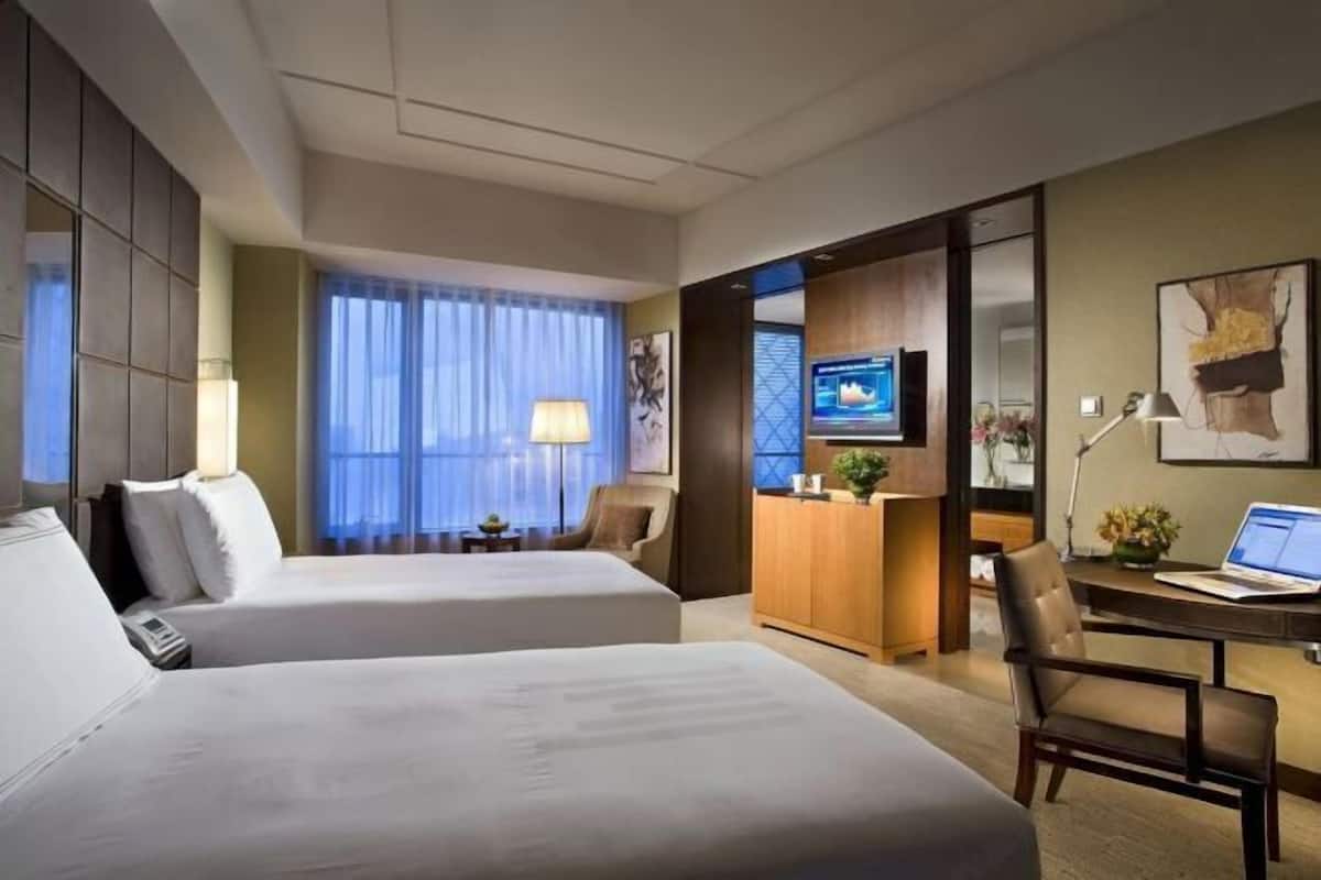 1 bedroom, premium bedding, down duvets, minibar