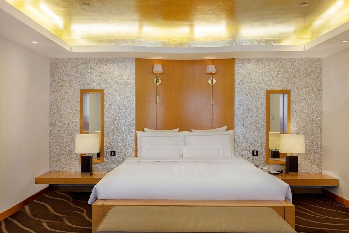 Ropa de cama de alta calidad, cubrecamas y minibar 