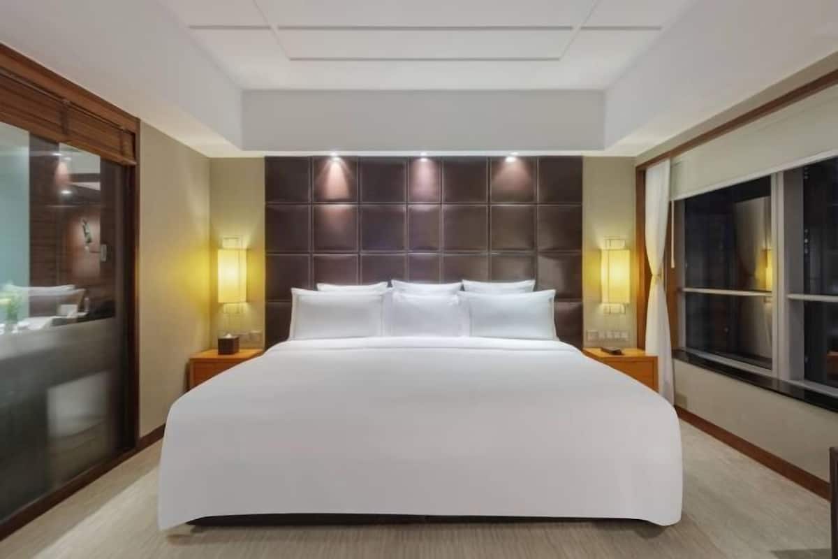 1 bedroom, premium bedding, down duvets, minibar