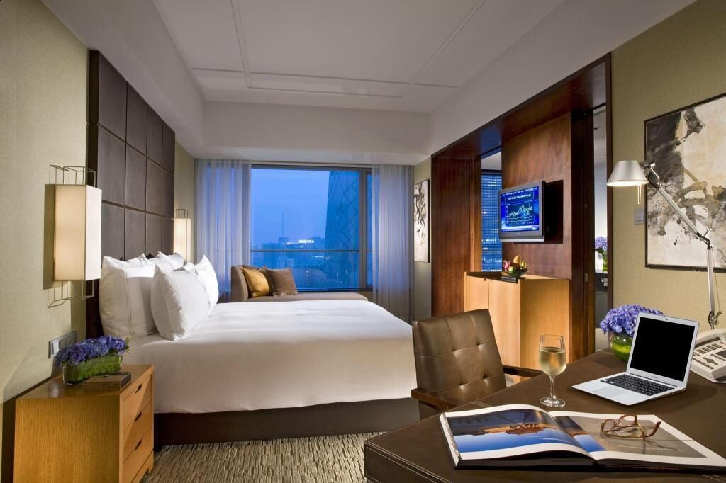 Sengetøy av topp kvalitet, dundyner, minibar og safe på rommet