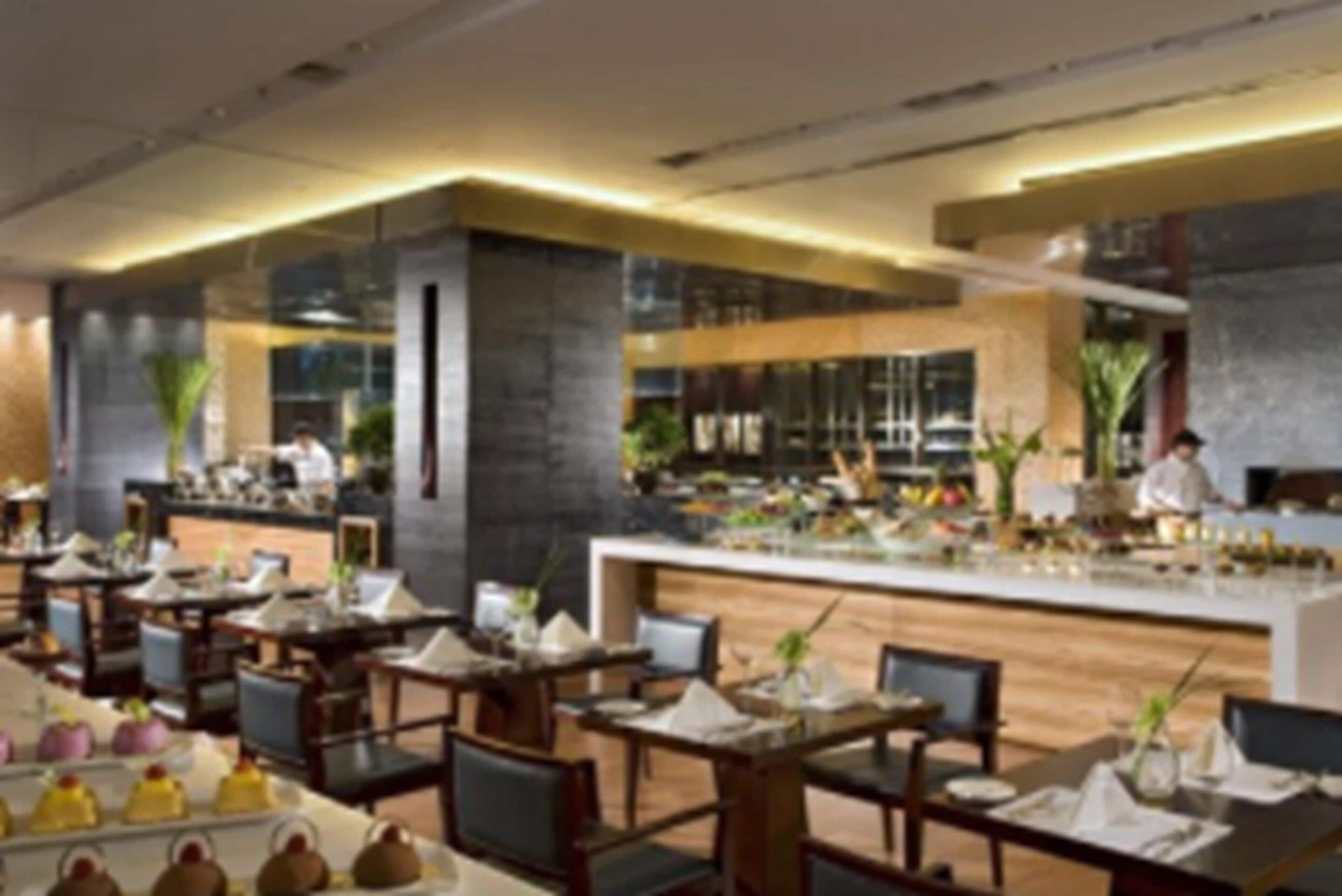 2 restaurants; breakfast, lunch, dinner and brunch served 