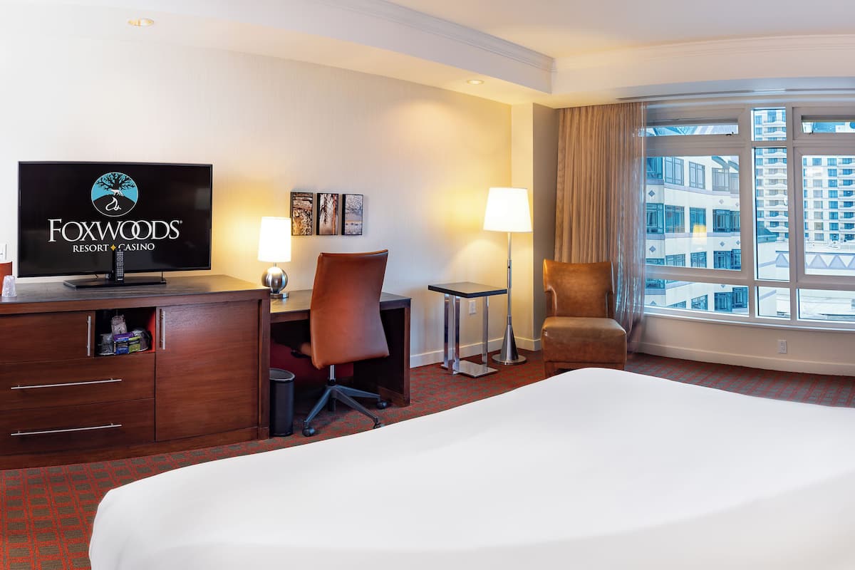 Deluxe Room, 1 King Bed | 1 bedroom, pillowtop beds, in-room safe, desk