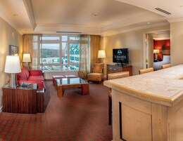 Camas com colchões pillow-top, cofres nos quartos, escrivaninha