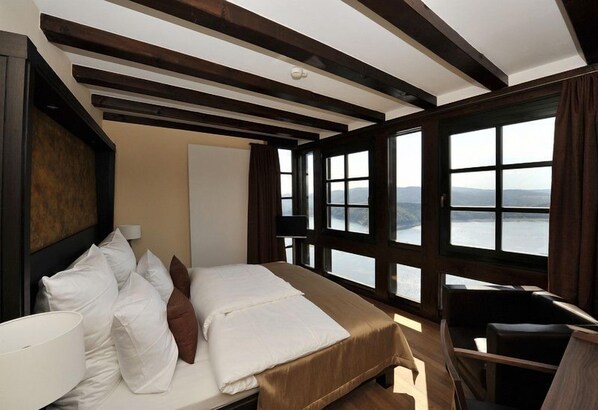 Minibar, két bảo mật tại phòng, bàn