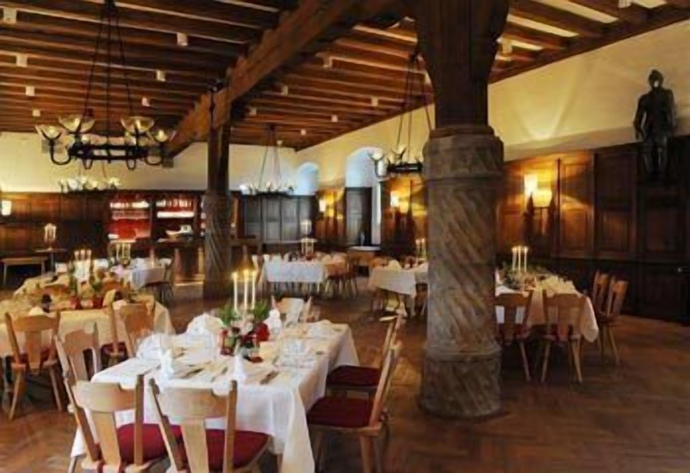 2 restaurants, breakfast served