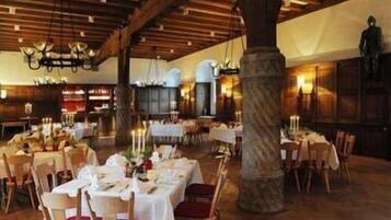 2 restaurants, breakfast served