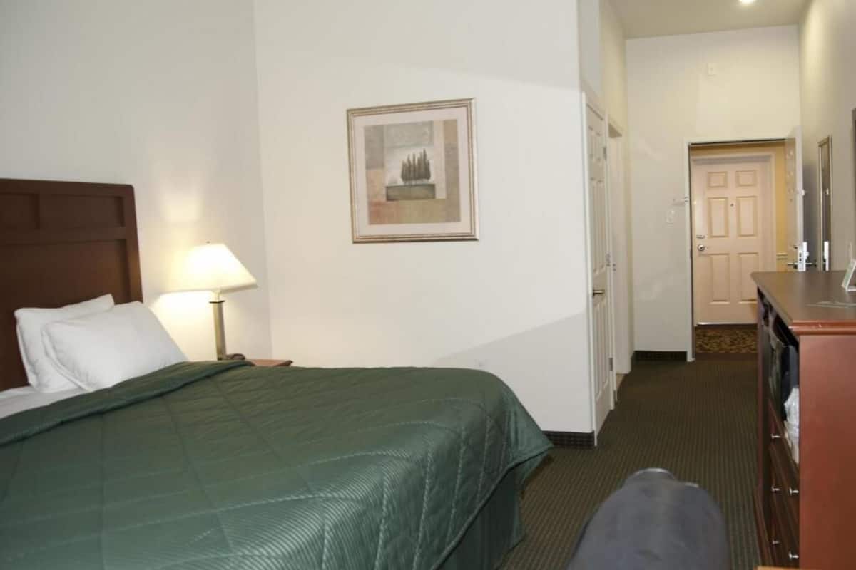 Desk, laptop workspace, iron/ironing board, free WiFi