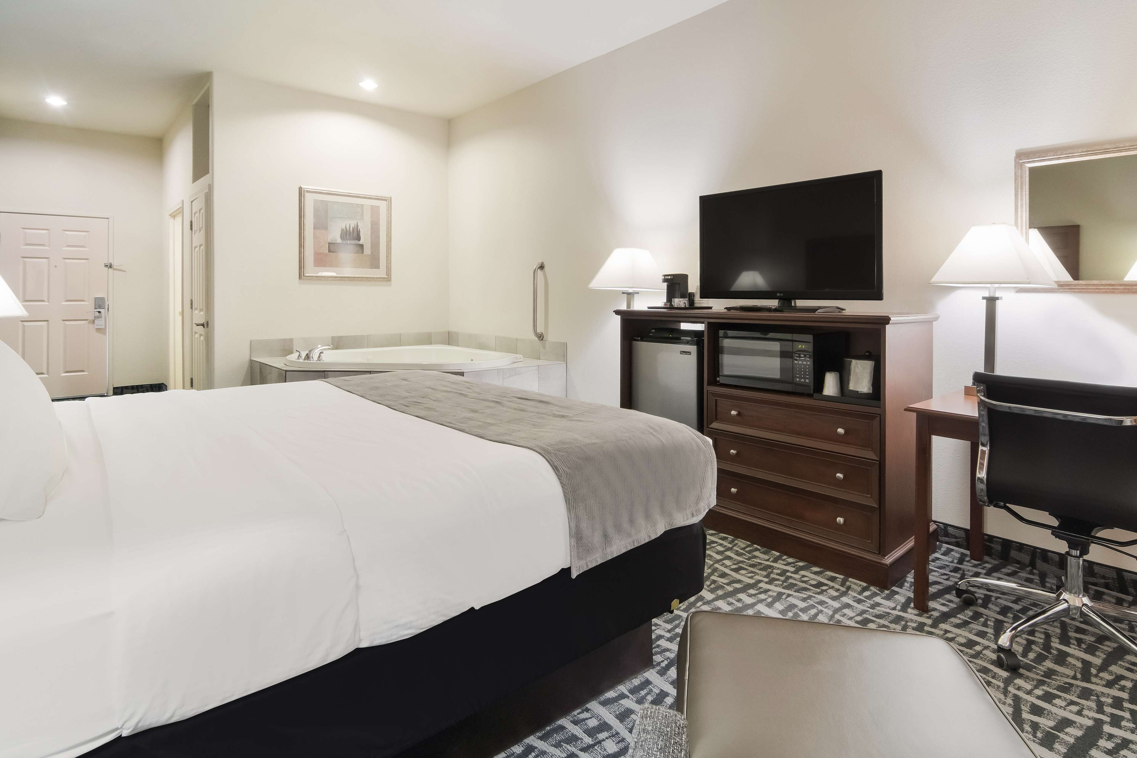 standard room, 1 king bed, non smoking, jetted tub | desk, laptop workspace, iron/ironing board, free wifi