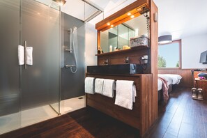 Shower, free toiletries, hair dryer, towels - Alpine Hotel by SnowWorld (Landgraaf)