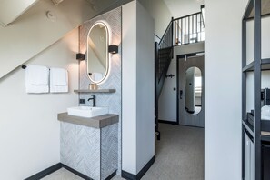Regadera, amenidades de baño gratuitas, secadora de cabello, toallas