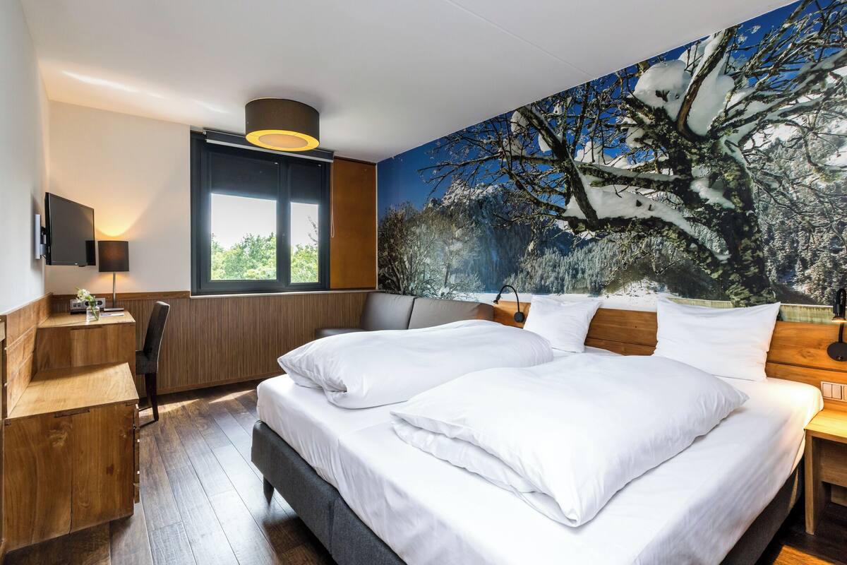 Comfort Room | In-room safe, blackout drapes, iron/ironing board (on request)
