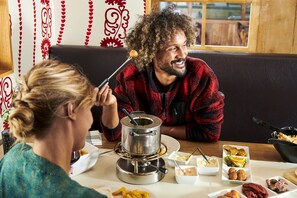 3 restaurants; breakfast and dinner served