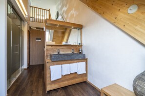 Junior Suite | Bathroom | Shower, free toiletries, hair dryer, towels - Alpine Hotel by SnowWorld (Landgraaf)