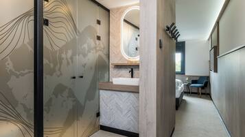 Quarto luxo | Banheiro | Chuveiro, produtos de toalete grátis, secador de cabelo