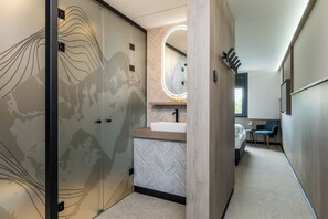 Habitación Deluxe | Baño | Regadera, amenidades de baño gratuitas, secadora de cabello, toallas