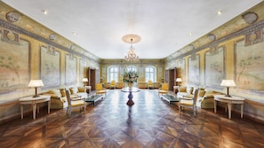 Lobby sitting area - Hotel Château Bela (Bela)