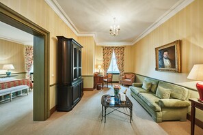 Junior-Suite | Minibar, Zimmersafe, Schreibtisch, Verdunkelungsvorhänge