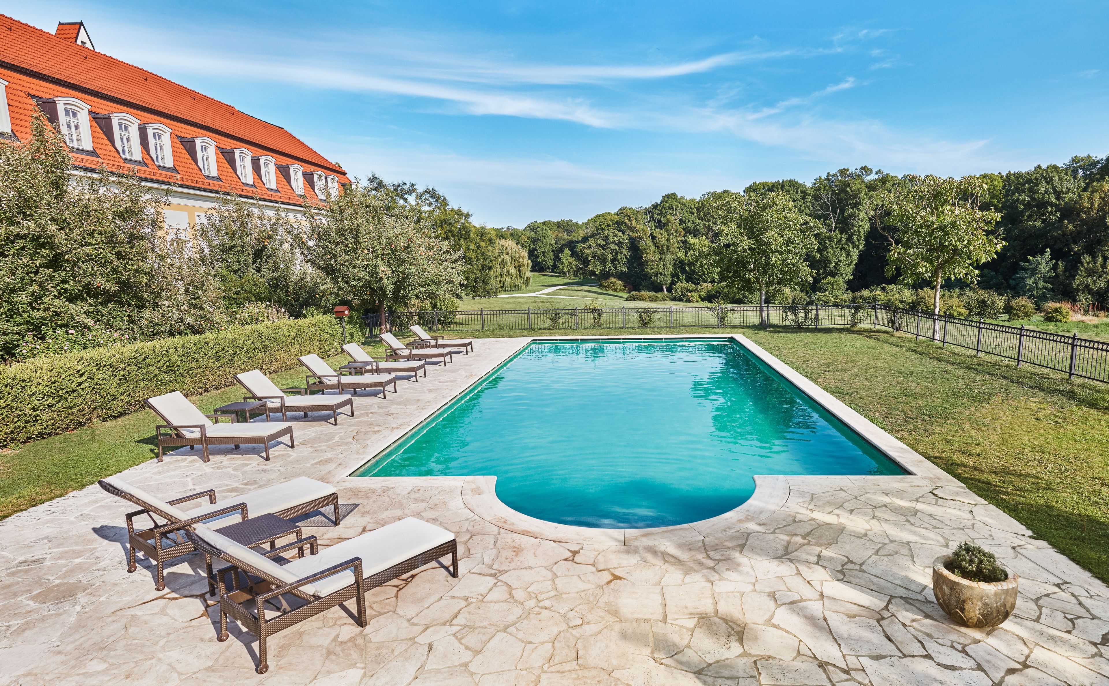 Udendørs pool, parasoller, liggestole