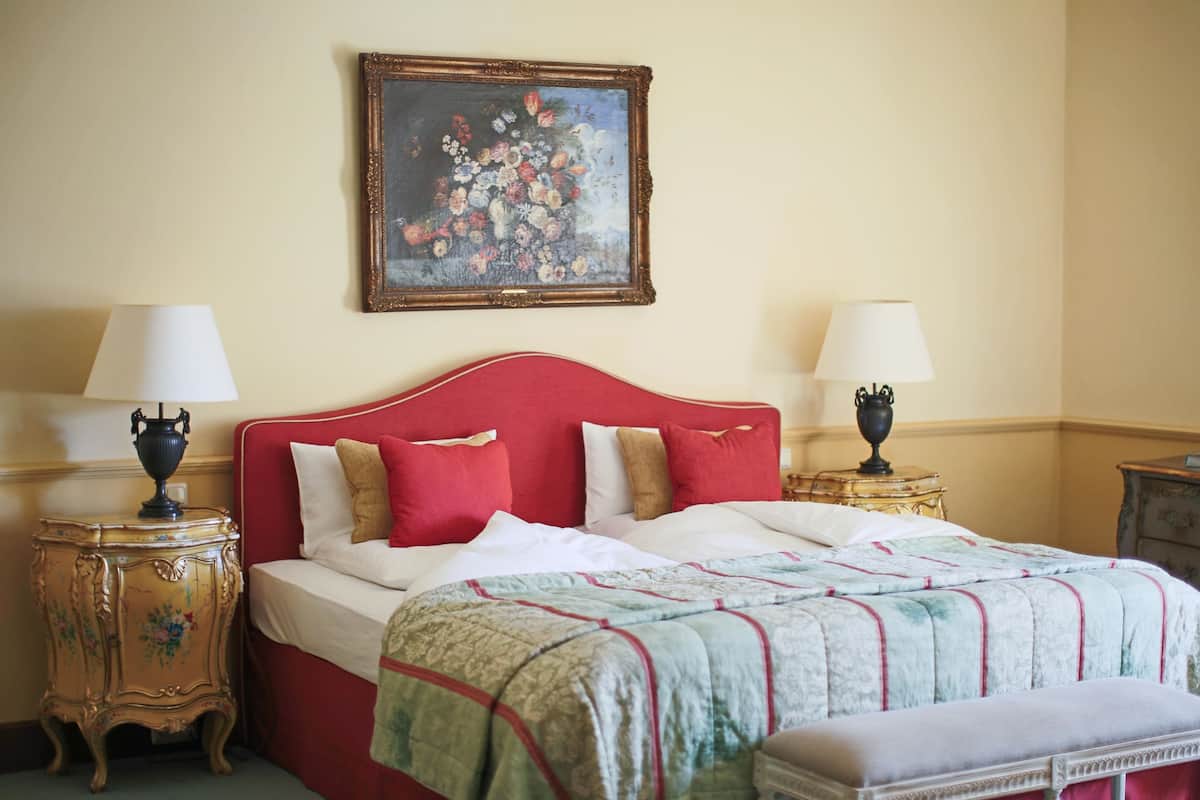 Deluxe Double Room | Minibar, in-room safe, desk, blackout drapes