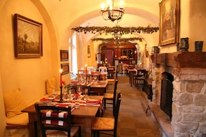 Lunch and dinner served - Hotel Château Bela (Bela)