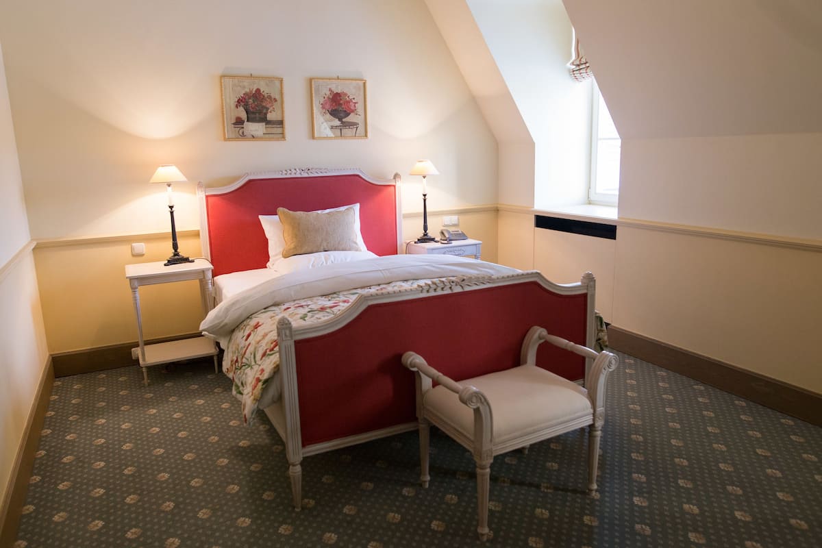 Deluxe Single Room | Minibar, in-room safe, desk, blackout drapes