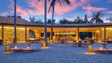 5 restaurantes, se sirven desayunos, comidas, cenas y cocina mexicana