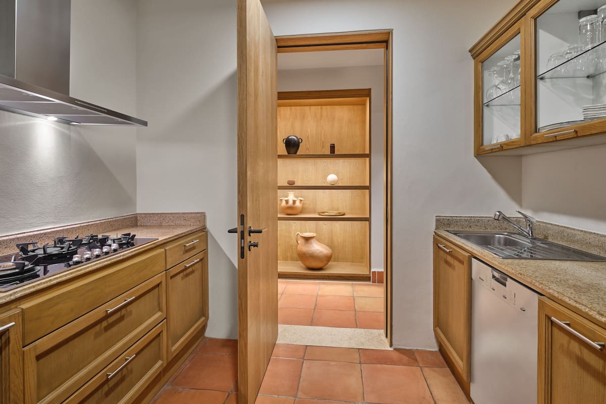 coffee/tea maker, dining tables