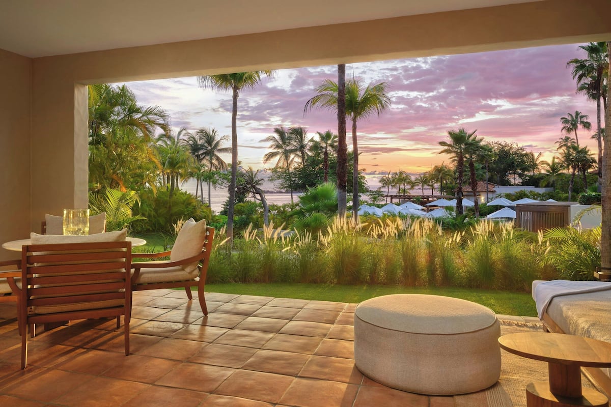 Suite, 1 habitación, vistas al mar | Ropa de cama de alta calidad, minibar, caja fuerte y escritorio